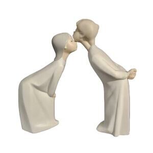 NAO by LLADRO Girl Boy Kissing Matte Porcelain Figurines RETIRED VINTAGE RARE